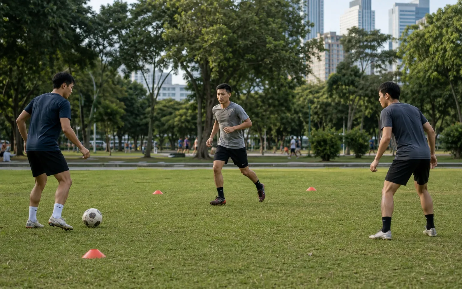 Penyerang turun ke tengah menerima bola di antara pemain saat latihan