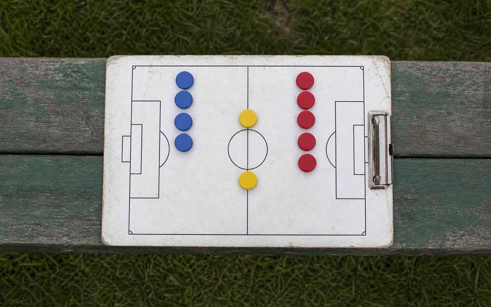 Papan pelatih dengan magnet membentuk dua barisan dan dua penyerang untuk 4-4-2