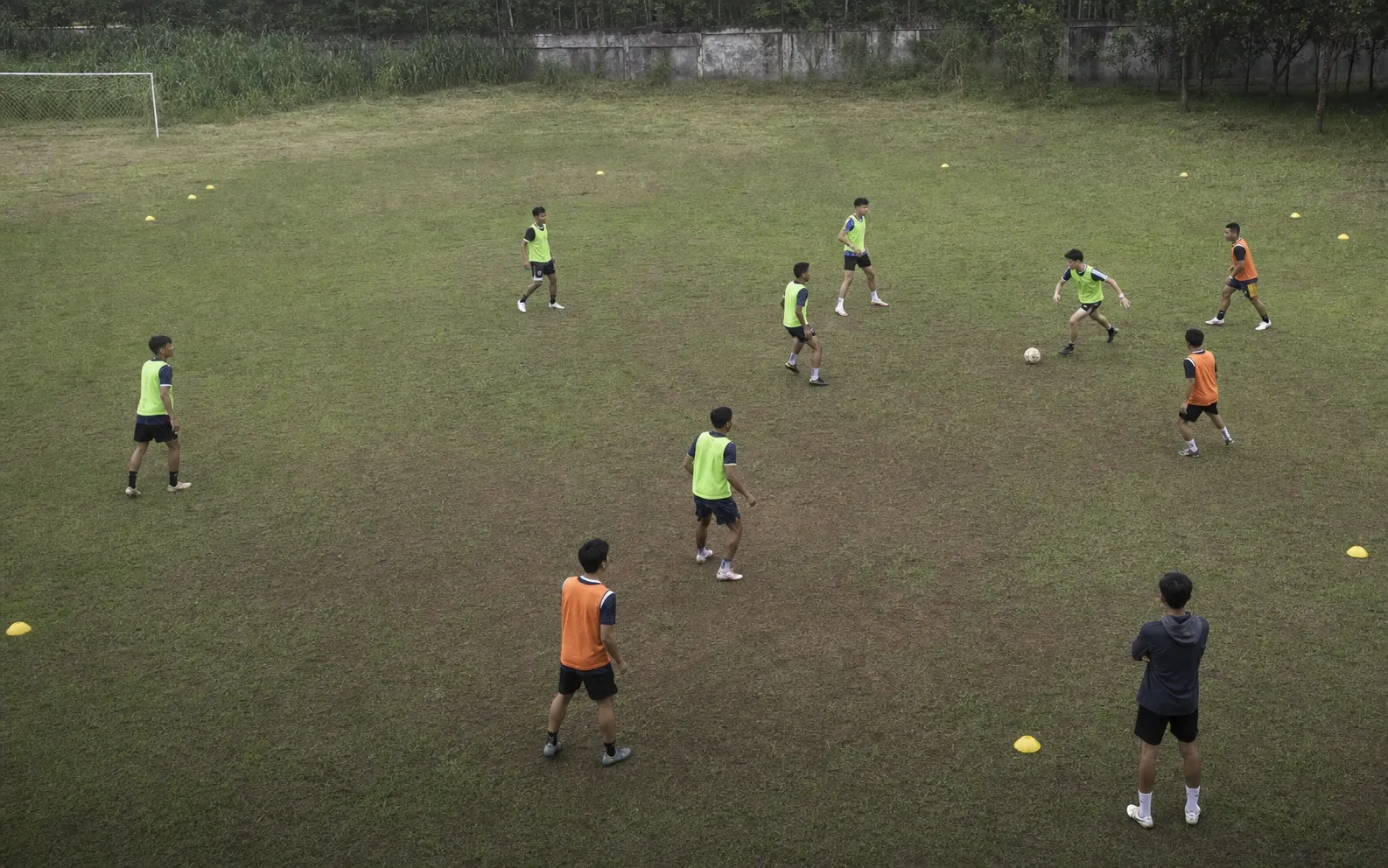 Pemain berlatih menciptakan kelebihan jumlah di satu sisi dalam petak latihan