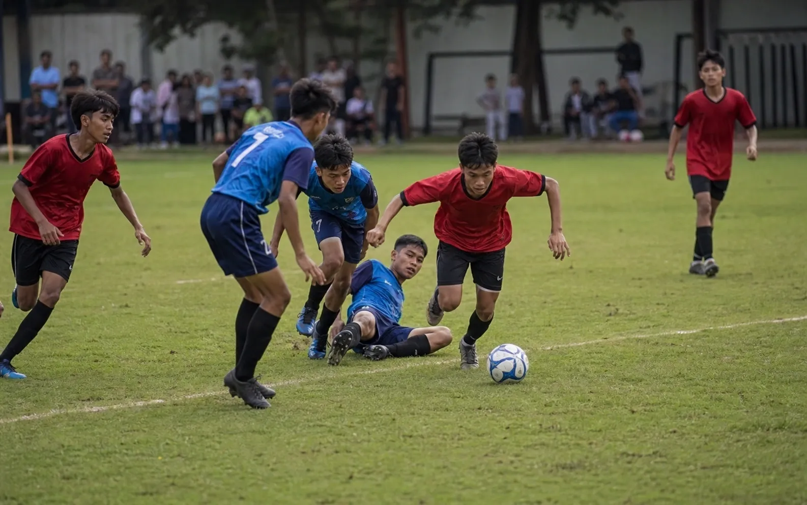 Pemain berbalik cepat dari bertahan ke menyerang setelah bola terlepas