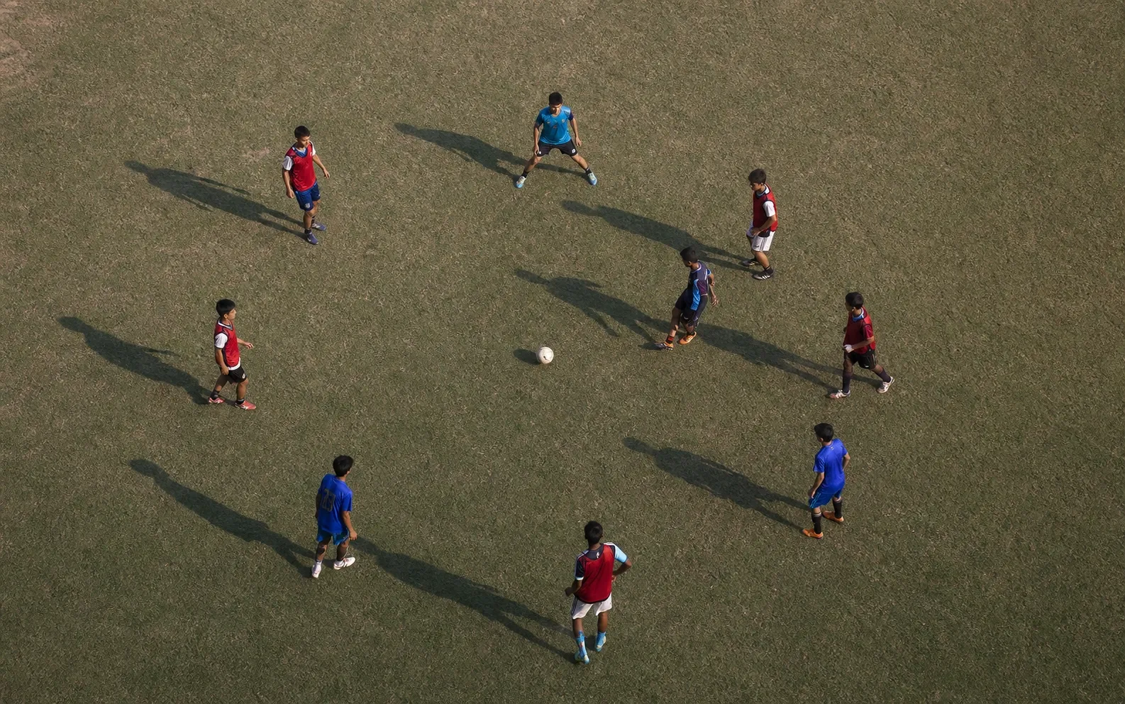 Bola bergerak di tengah lingkaran latihan penguasaan bola yang rapat